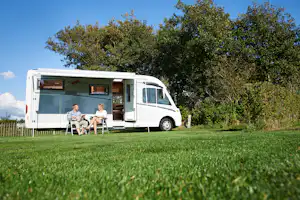Hvidbjerg Strand Feriepark - Ein Wohnmobil mit zwei Campern, die davor sitzen