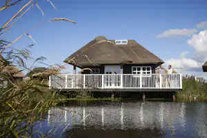 Hvidbjerg Strand Feriepark - Ferienhaus am Ufer eines Sees