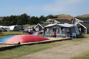 Hvide Sande Camping - Spieplatz und Wohnwagenstellplätze im Grünen auf dem Campingplatz