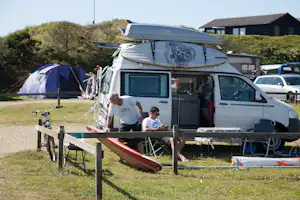 Hvide Sande Camping - Wohnwagenstellplätze im Grünen auf dem Campingplatz