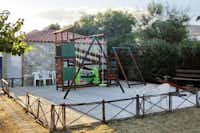 Hydra's Wave Camping - Kinderspielplatz mit Klettergestell, Schaukel und Wippe