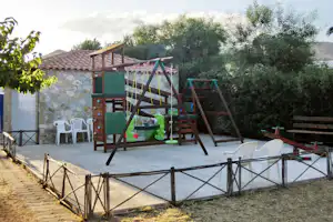 Hydra's Wave Camping - Kinderspielplatz mit Klettergestell, Schaukel und Wippe