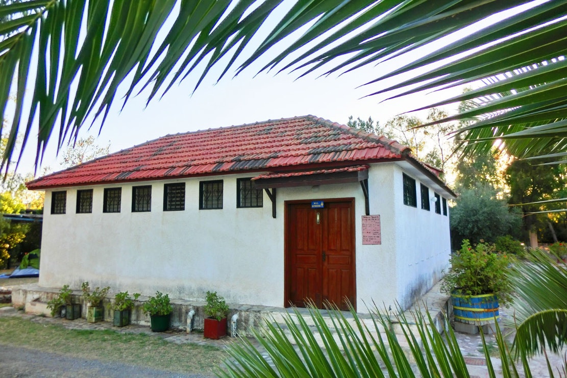 Hydra's Wave Camping -  Sanitärbereich von aussen