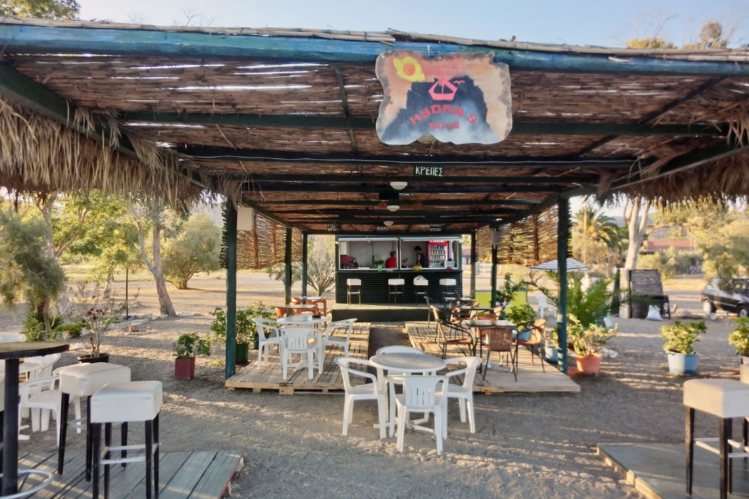 Hydra's Wave Camping - Strandbar des Campingplatzes mit Sonnenschutz, Sitzgelegenheiten