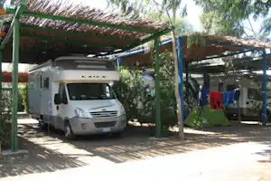 Hydra's Wave Camping - Wohnwagen- und Zeltstellplatz überdacht mit Wohnwagen und Zelt im Schatten