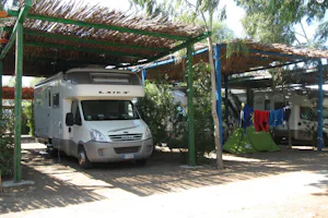 Hydra's Wave Camping - Wohnwagen- und Zeltstellplatz überdacht mit Wohnwagen und Zelt im Schatten