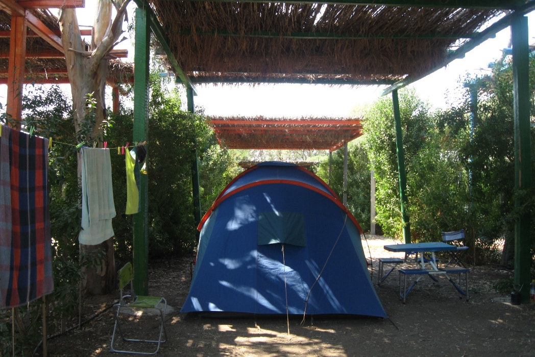 Hydra's Wave Camping - Zelt auf dem Stellplatz unter Sonnenschutz