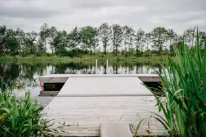 Hygge Lake - Blick auf den Badesteg am See