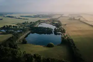 Hygge Lake - Luftaufnahme des Campingplatzes am See