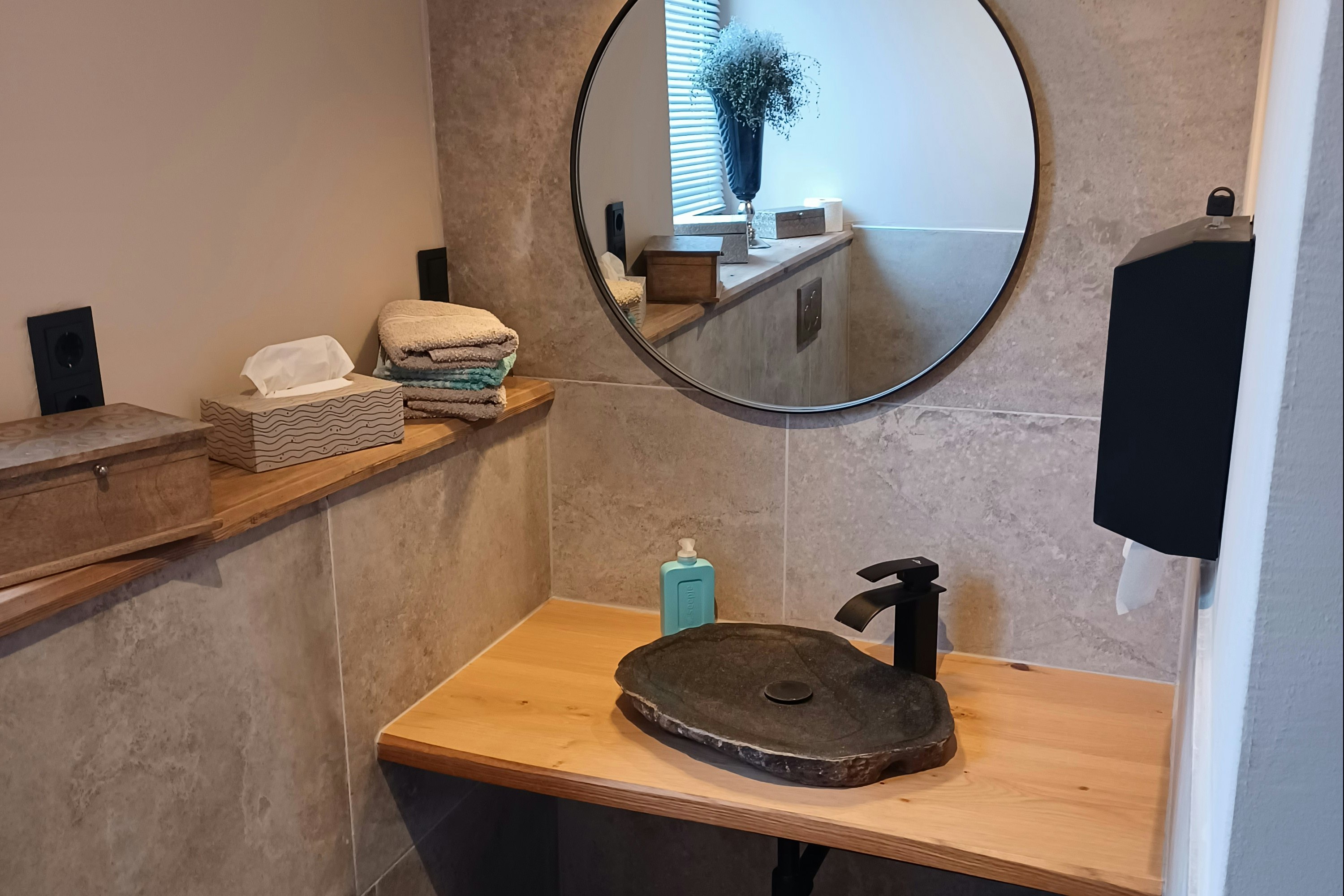 Hyggehof Camping Stellplatz - Waschbecken in einem Badezimmer auf dem Campingplatz