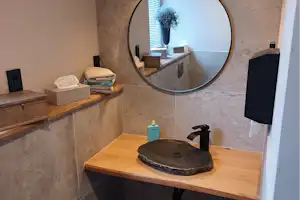 Hyggehof Camping Stellplatz - Waschbecken in einem Badezimmer auf dem Campingplatz