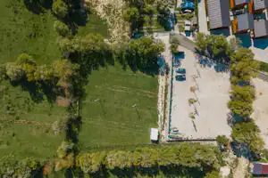 Hysaj Agroturizëm Hotel & Camping - Campingplatz aus der Vogelperspektive