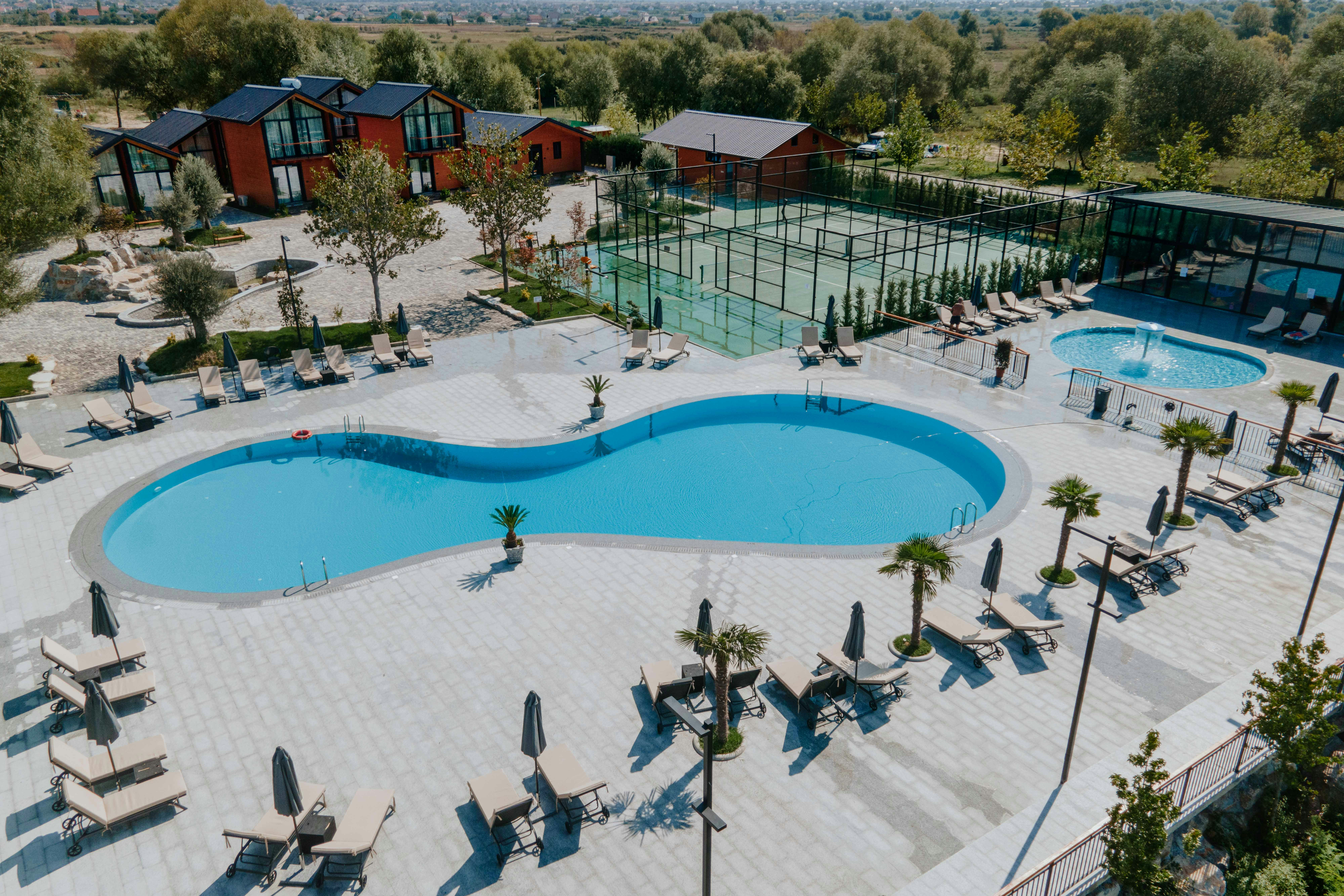 Hysaj Agroturizëm Hotel & Camping - Luftaufnahme des Freibades und der Sportanlage auf dem Campingplatz