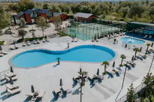 Hysaj Agroturizëm Hotel & Camping - Luftaufnahme des Freibades und der Sportanlage auf dem Campingplatz