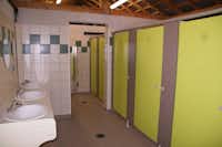 Idéal Camping - Sanitärgebäude mit Waschbecken, Spiegel, Toiletten und Duschen