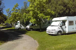 Idéal Camping - Wohnmobil im Grünen auf dem Campingplatz