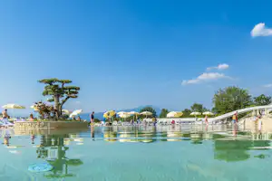 Idea Lazise Camping & Village - Campingplatz mit Pool,Wasserrutsche, Liegestühlen und Sonnenschirmen--