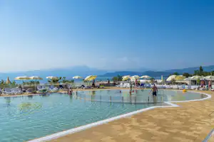 Idea Lazise Camping & Village - Campingplatz mit Pool, Liegestühlen und Sonnenschirmen---