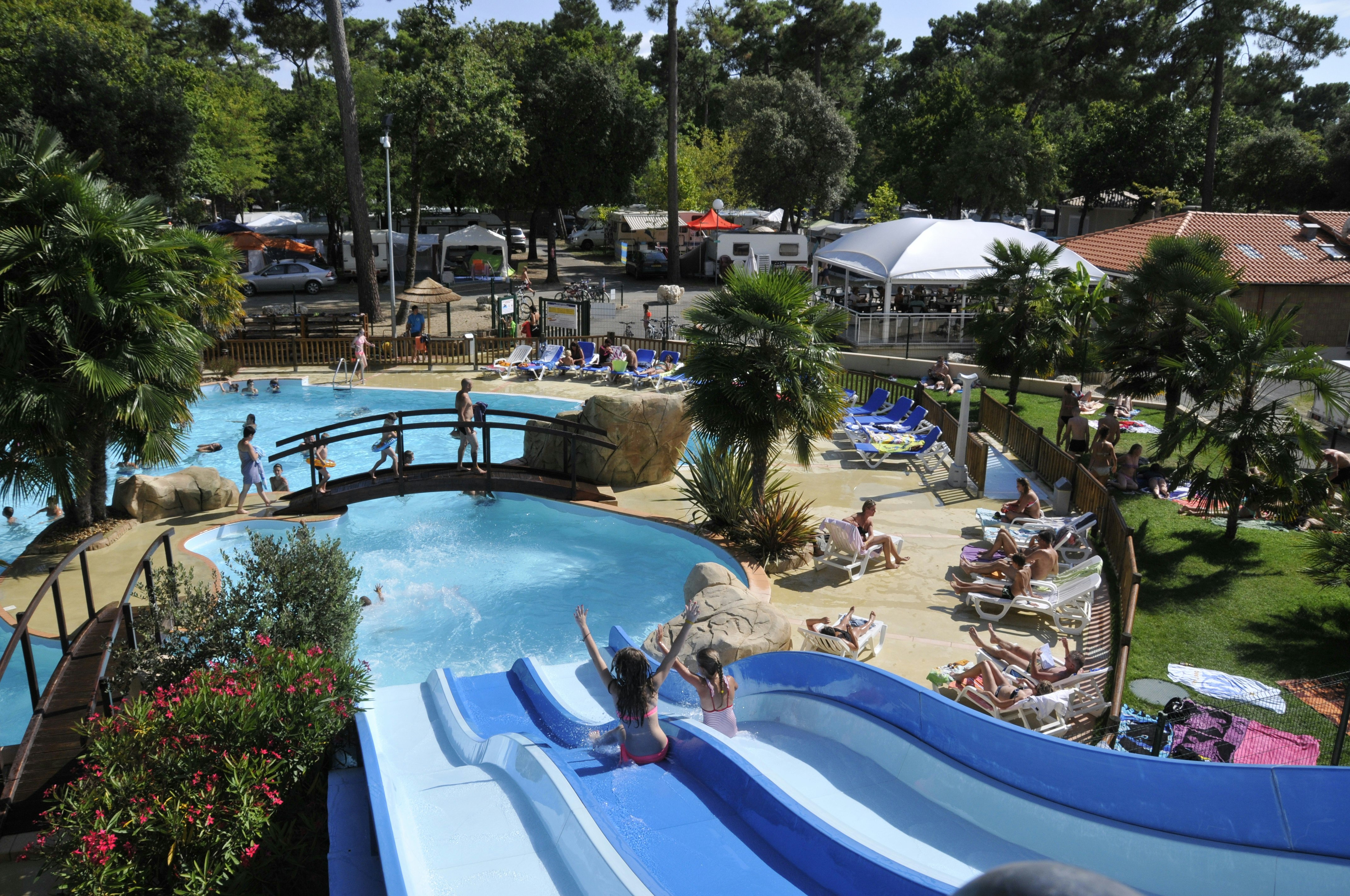 Ideal Camping  - Rutschen im Wasserpark des Campingplatzes