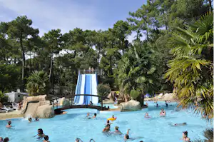 Ideal Camping - Campingplatz mit Pool,Wasserrutsche, Liegestühlen und Sonnenschirmen