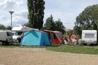 Ifjúsági Kemping - Stell- und Zeltplätze auf der Wiese des Camping Ifjúsági      