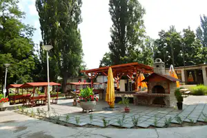 Ifjúsági Kemping - Überdachter Grillplatz und Sitzmöglichkeiten auf dem Campingplatz Ifjúsági