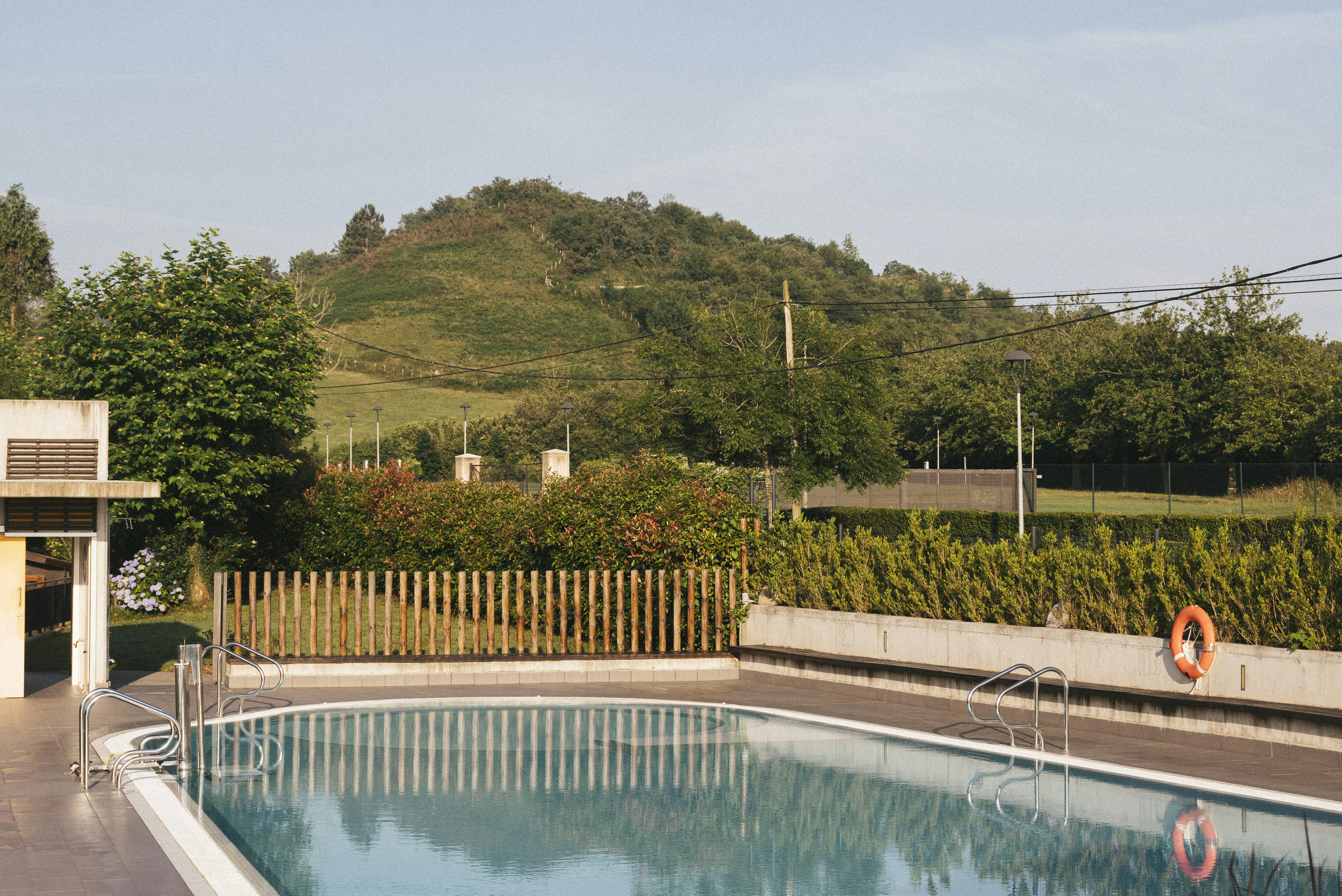 wecamp San Sebastián - Pool im Freien auf dem Campingplatz