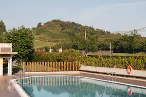 wecamp San Sebastián - Pool im Freien auf dem Campingplatz