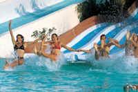 Il Paese di Ciribì - Campingplatz mit Pool,Wasserrutsche, Liegestühlen und Sonnenschirmen