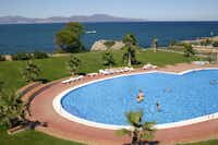 Illa Mateua Camping Resort  -  Camper im Pool mit Blick auf das Mittelmeer
