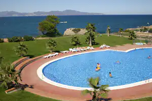 Illa Mateua Camping Resort - Camper im Pool mit Blick auf das Mittelmeer