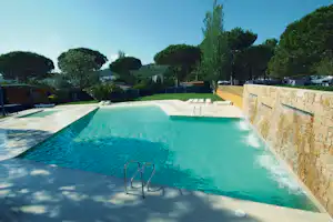 Illa Mateua Camping Resort - Pool vom Campingplatz mit Liegestühlen in der Sonne im Grünen