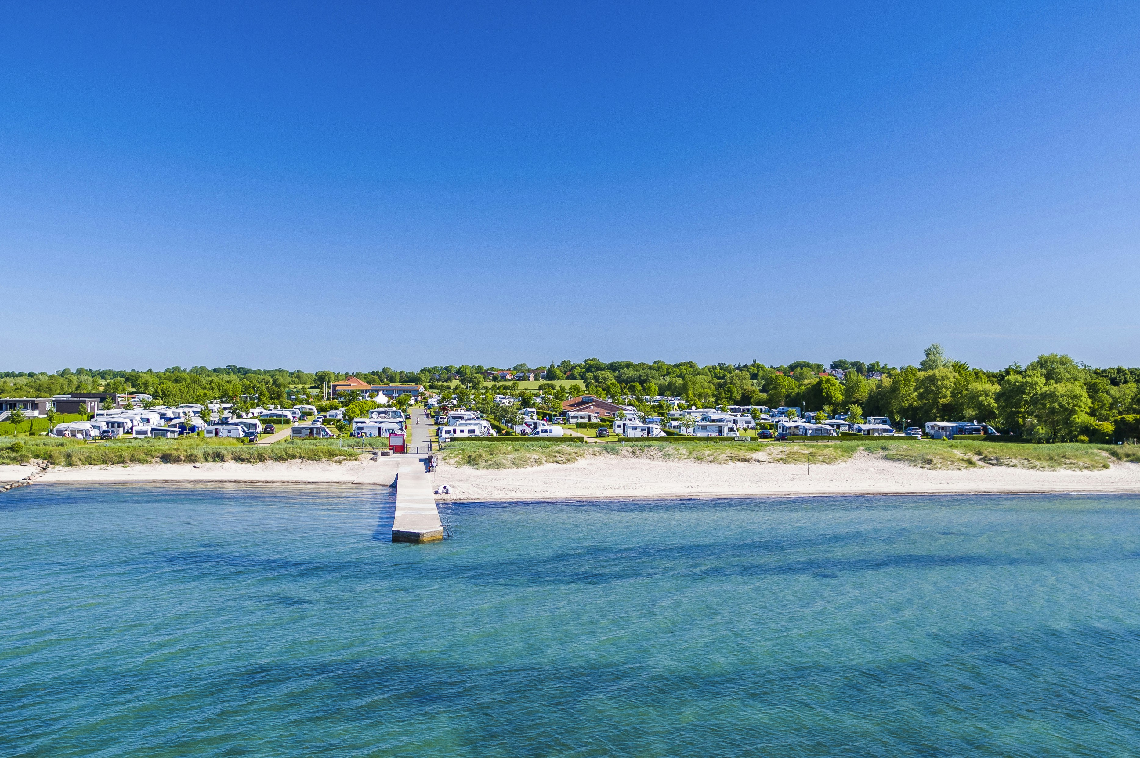 Insel-Camp Fehmarn - Blick auf den Strand am Campingplatz mit Badesteg