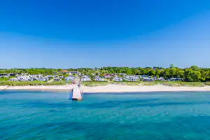 Insel-Camp Fehmarn - Blick auf den Strand am Campingplatz mit Badesteg