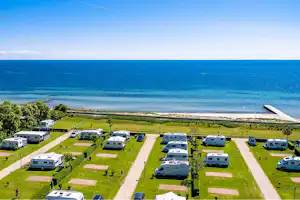 Insel-Camp Fehmarn - Wohnwagenstellplätze mit Blick auf die Ostsee