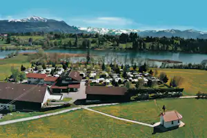 Insel-Camping am See - Übersicht auf das gesamte Campingplatz Gelände