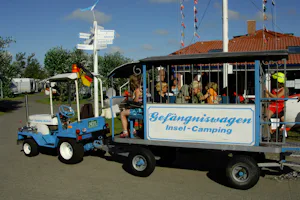 Insel-Camping-Borkum - Kinder im Gefängniswagen auf dem Campingplatz
