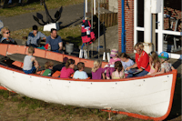 Insel-Camping-Borkum - Kinder im Holzboot auf dem Campingplatz