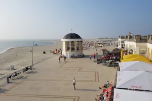 Insel-Camping-Borkum - Strandpromenade an der Nordsee beim Campingplatz