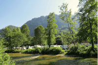 Inselcamp  -  Wohnwagen- und Zeltstellplatz am Bach auf dem Campingplatz