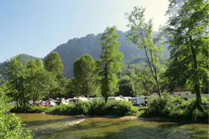 Inselcamp - Wohnwagen- und Zeltstellplatz am Bach auf dem Campingplatz