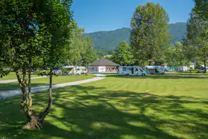 Inselcamp - Wohnwagen- und Zeltstellplatz auf grüner Wiese auf dem Campingplatz