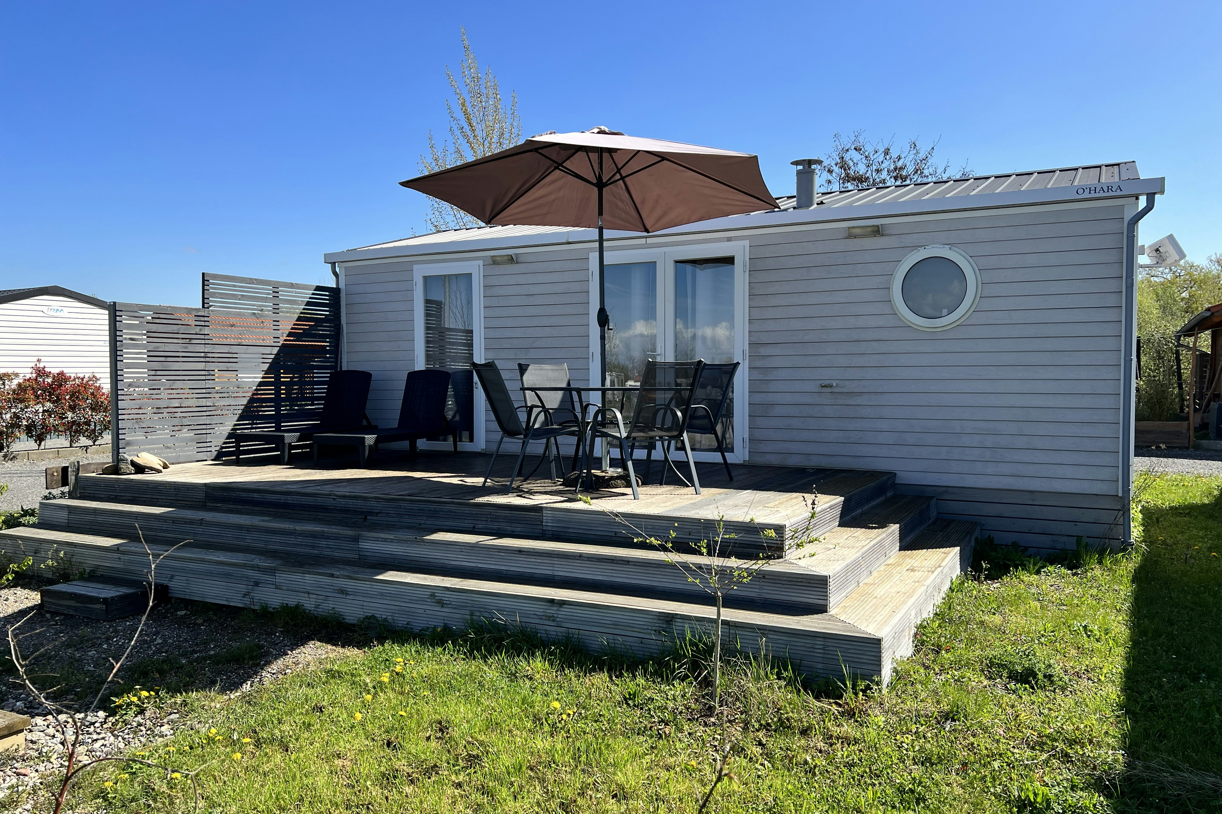 Inselcamping Kollersee  - Mobilheim mit Terrasse auf dem Campingplatz