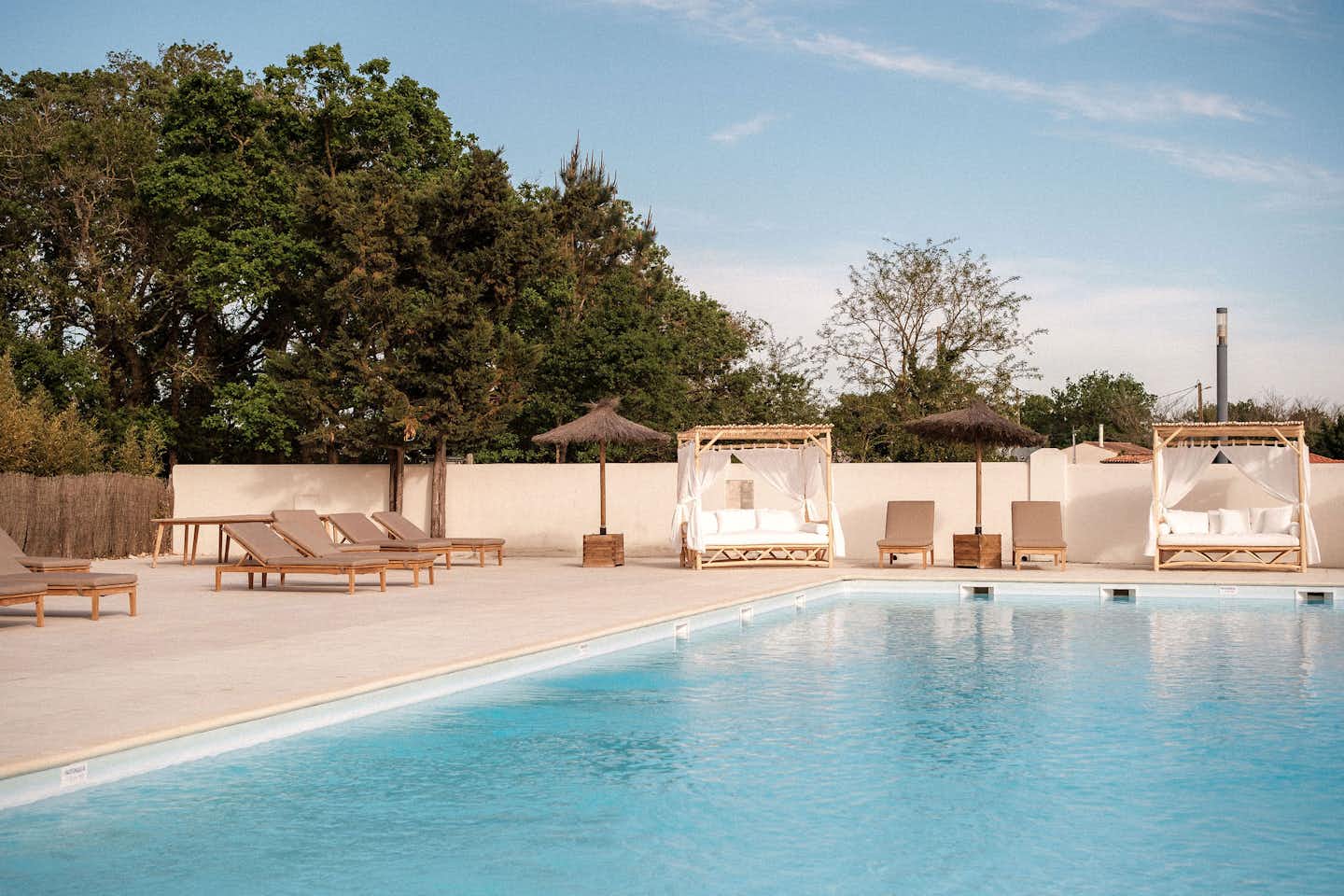  Inspire Villages Marennes Oléron  - Pool im Freien mit Liegestühlen und Sonnenschirmen