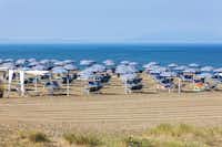 International Camping Etruria -  Strand mit Liegestühlen und Sonnenschirmen auf dem Campingplatz
