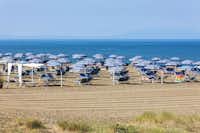 International Camping Etruria -  Strand mit Liegestühlen und Sonnenschirmen auf dem Campingplatz