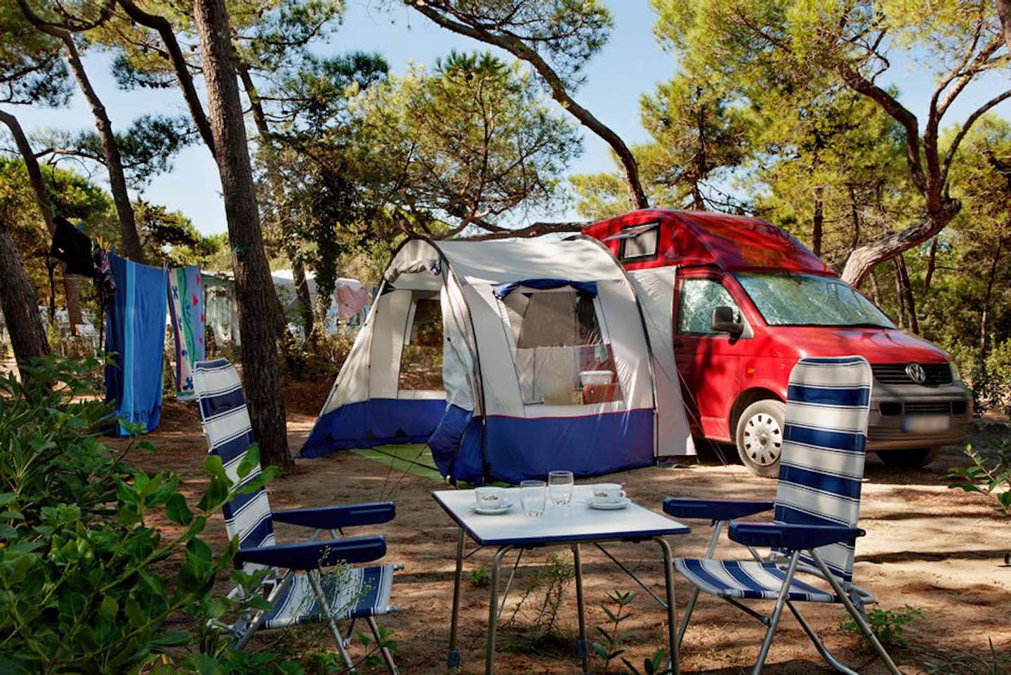 International Camping Etruria -  Wohnwagen- und Zeltstellplatz zwischen Bäumen auf dem Campingplatz