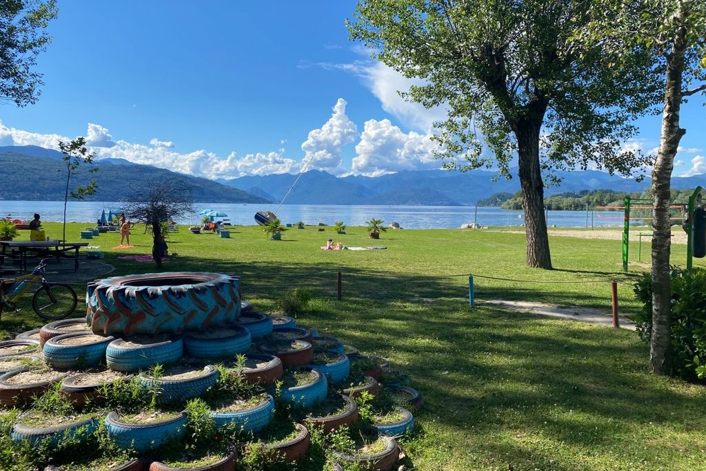 DKamping Village Ispra - Blick auf den Campingplatz am See mit Liegewiese