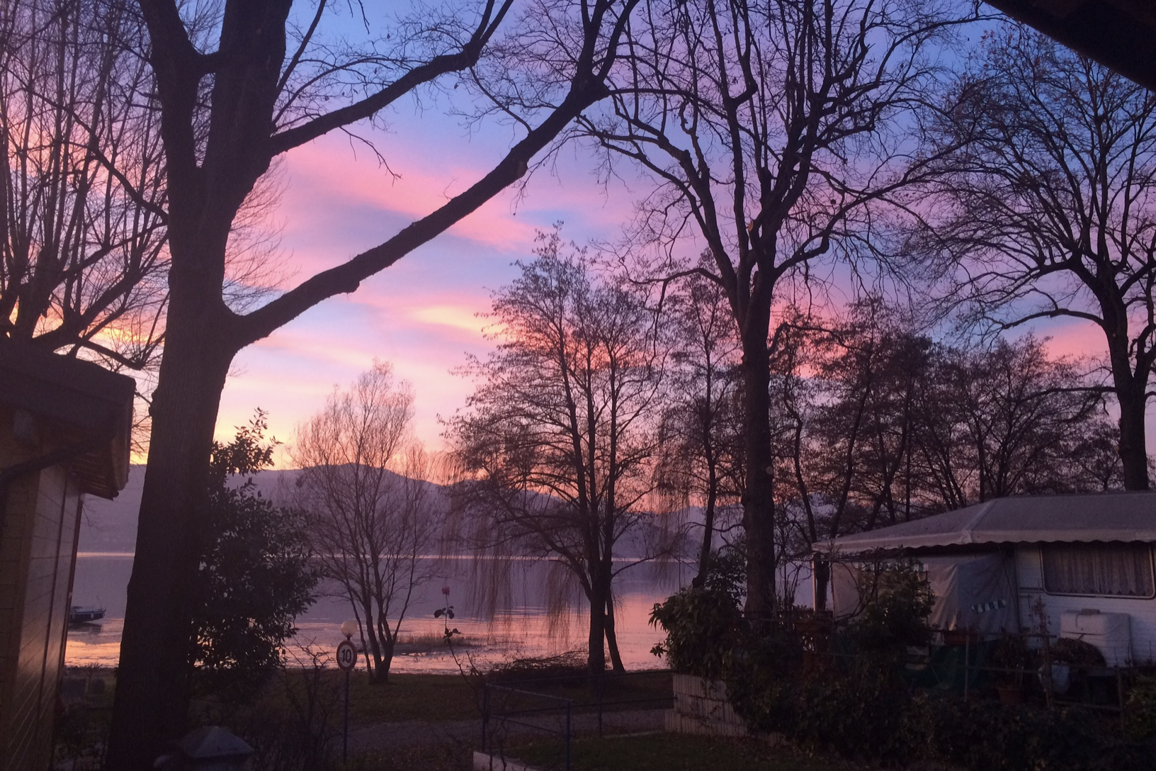 DKamping Village Ispra - Sonnenuntergang über dem Campingplatz am Wasser