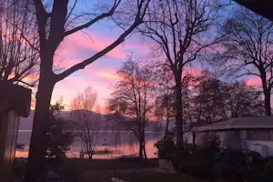DKamping Village Ispra - Sonnenuntergang über dem Campingplatz am Wasser